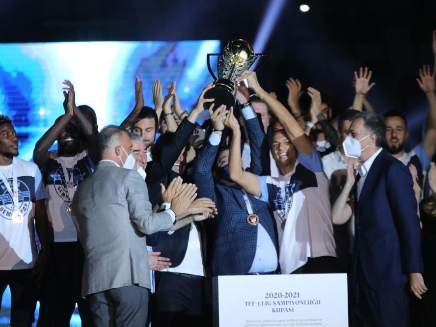 Adana Demirspor taraftarıyla kupasına kavuştu