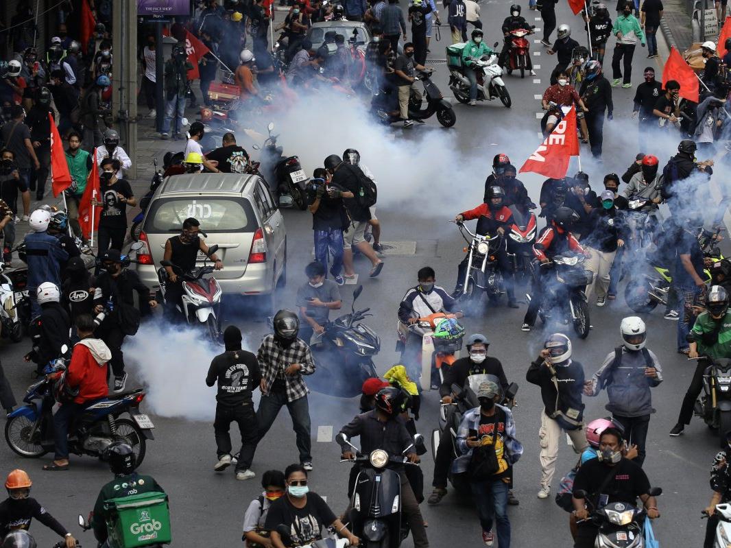 Bangkok'ta hükümet protestoları: Sokaklar savaş alanına döndü
