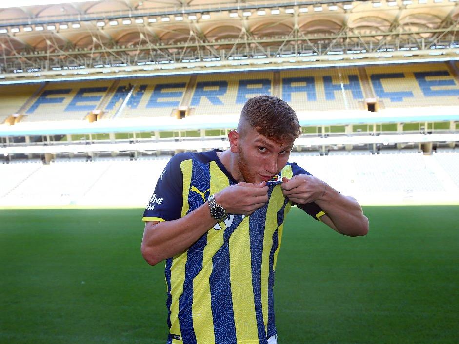 Fenerbahçe, Burak Kapacak'a 5 yıllık imza attırdı