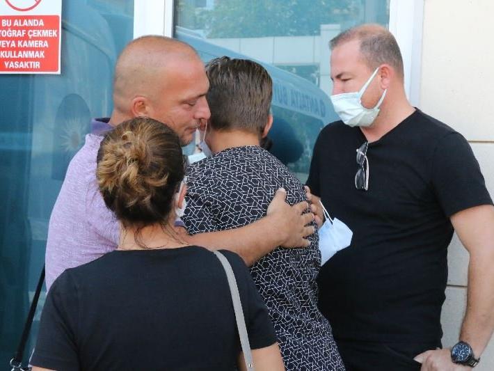 Fırtınada kopan tabela, anneyi canından etti