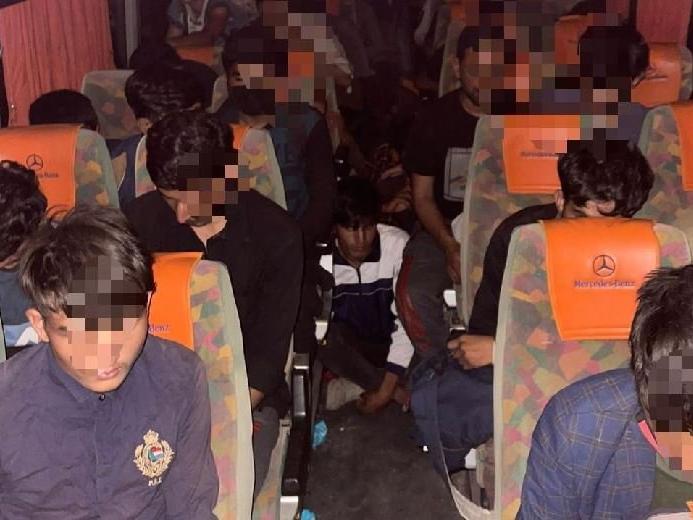 Yolcu otobüsünde 68 kaçak göçmen yakalandı