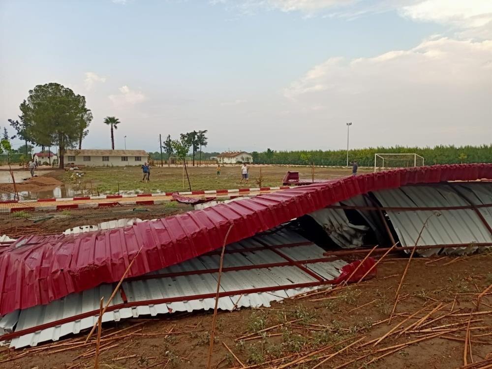 Adana’da fırtına çatı uçurdu