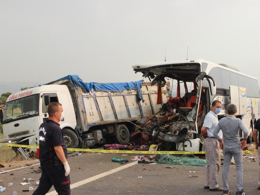 Manisa'daki korkunç kazada otobüsün çarptığı kamyonun sürücüsü tutuklandı
