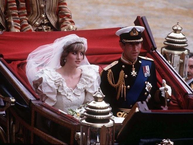 Prens Charles ve Diana'nın düğün pastası 40 yıl sonra açık artırmaya çıktı
