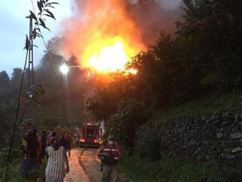 Trabzon'un Çaykara ilçesindeki yangın paniğe neden oldu