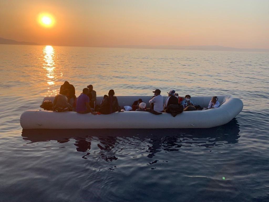 Botları sürüklenen kaçak göçmenler kurtarıldı