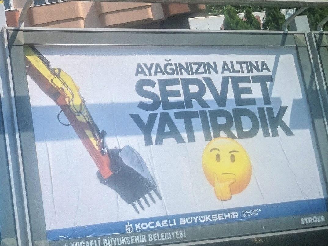 AKP'li belediyeden tepki çeken afiş: Ayağınızın altına servet yatırdık