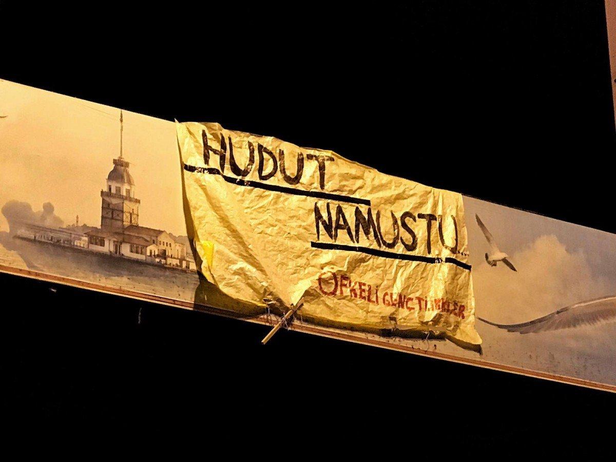 'Hudut Namustur' yazılı pankartı asan gençler serbest bırakıldı