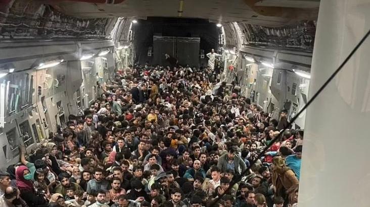 Son anda kurtuldular: 150 kişilik uçakta 640 Afgan, Taliban'dan kaçtı