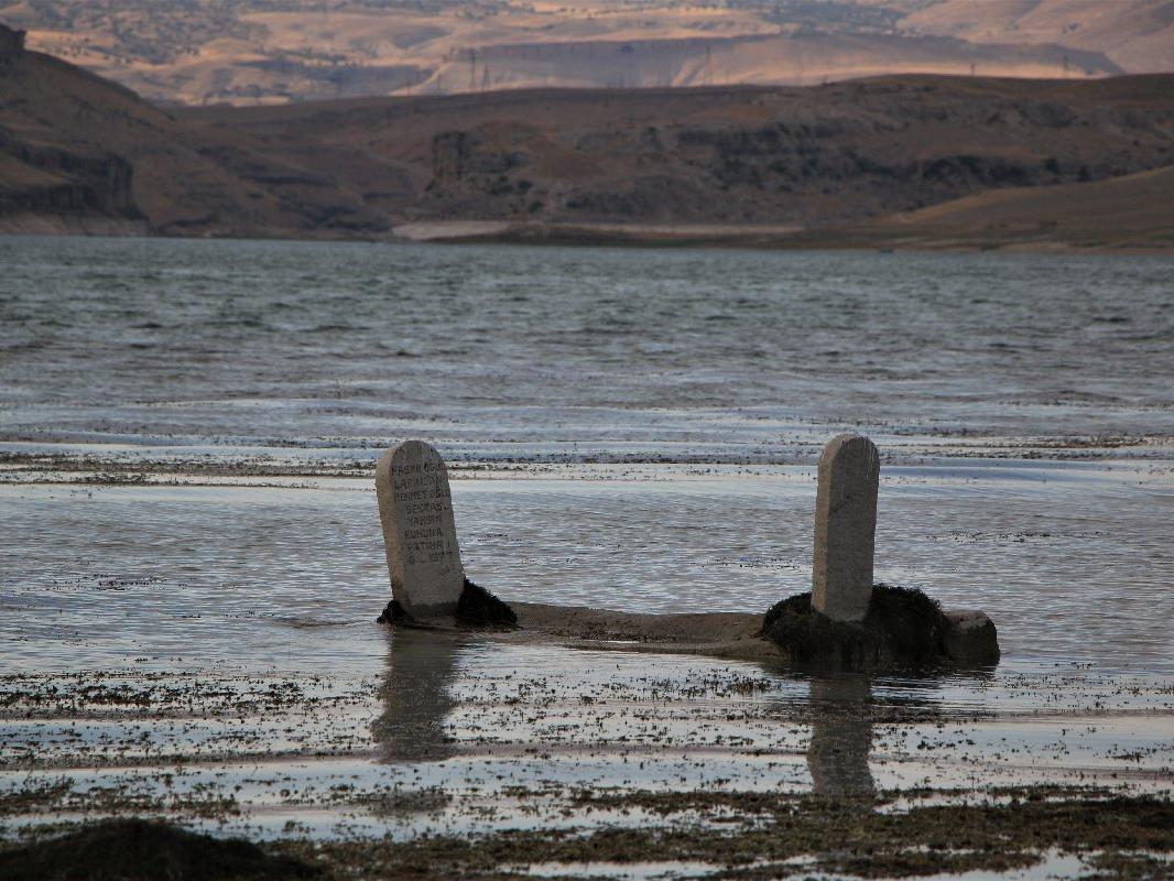 Baraj suları çekildi, 700 yıllık mezarlık gün yüzüne çıktı