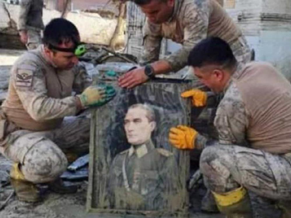 Jandarma ekipleri, selde buldukları Atatürk fotoğrafını elleriyle yıkadı