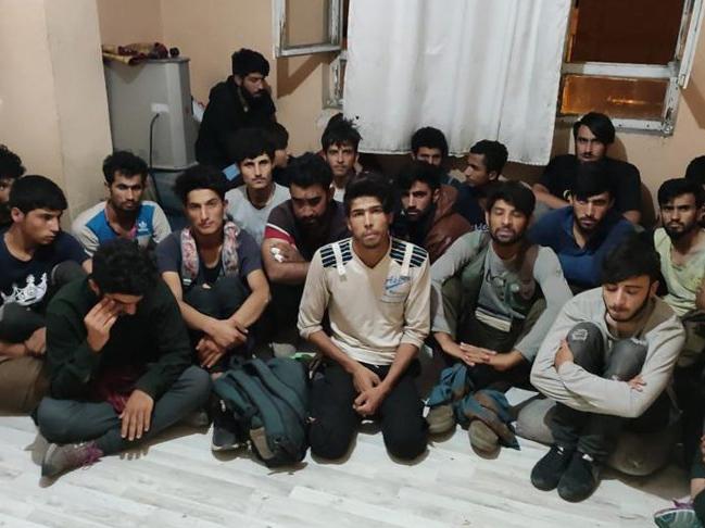 İki dairede saklanan 78 Afgan göçmen yakalandı