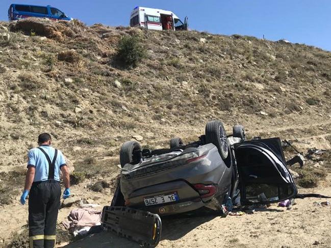 Sivas'ta otomobil, şarampole devrildi: 1 ölü, 3'ü çocuk 5 yaralı