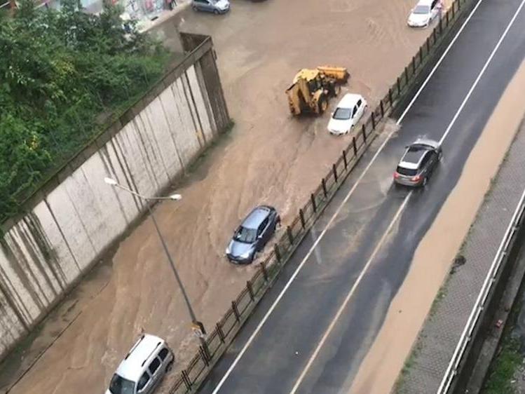 Rize’de sağanak yağış karayolunu trafiğe kapattı