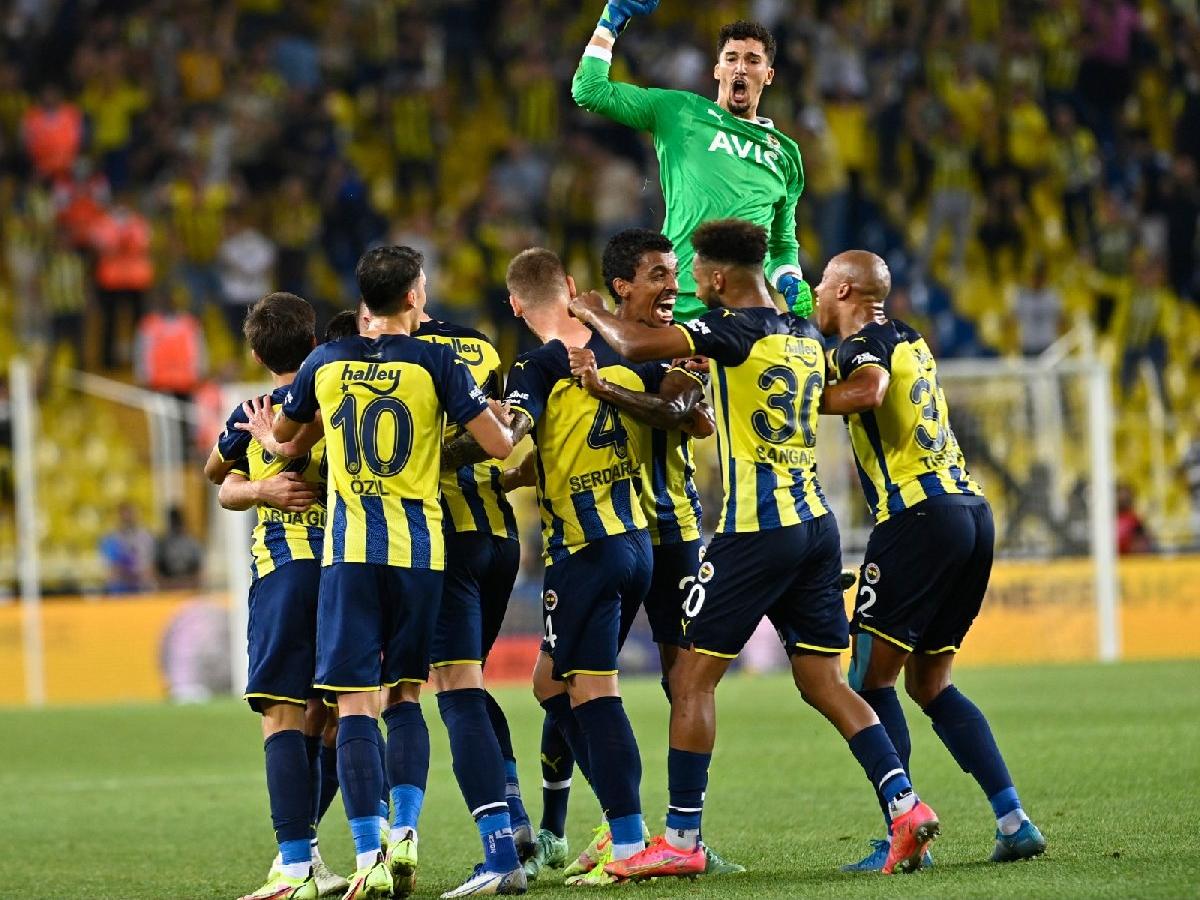 Fenerbahçe, Antalyaspor'u son dakika golleriyle yendi