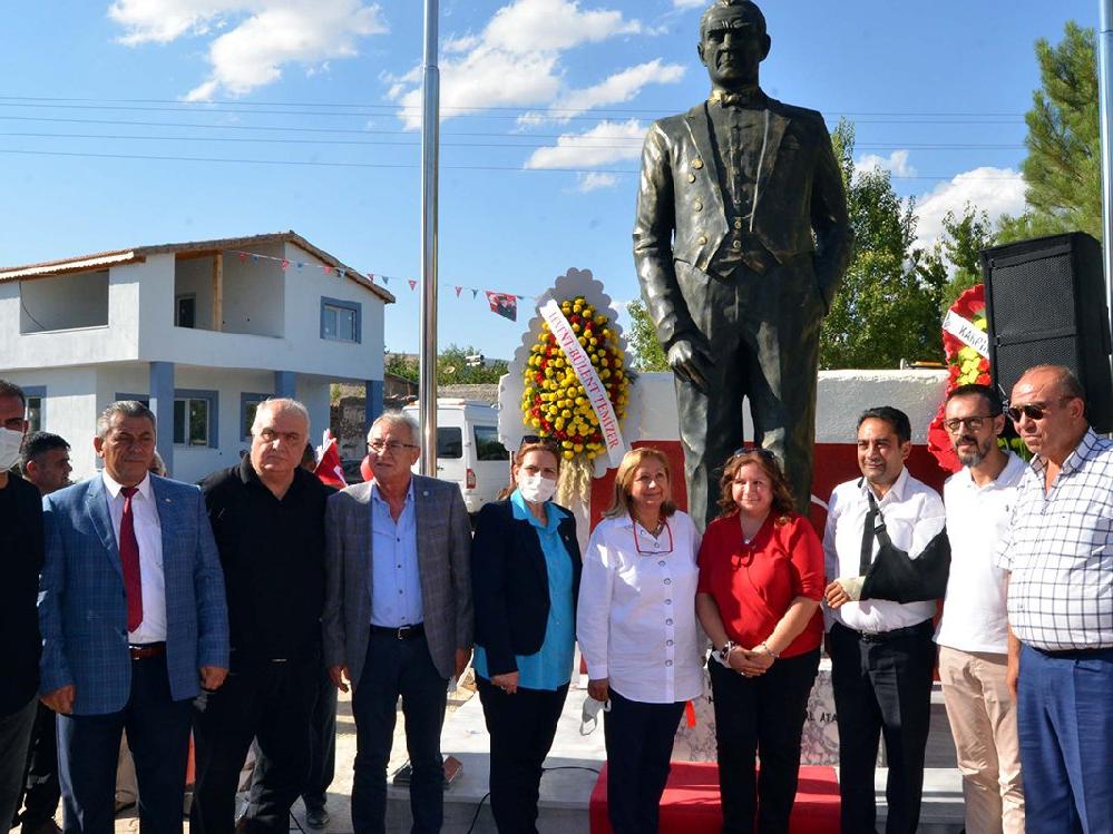 Doğdukları mahalleye 3,5 metrelik Atatürk heykeli yaptırdılar