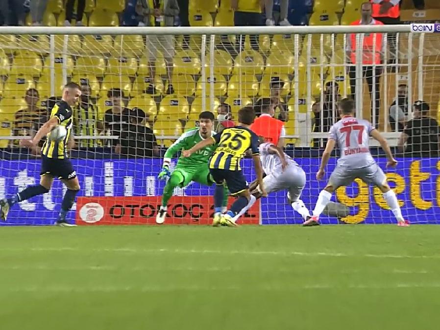 Fenerbahçe-Antalyaspor maçında geceye damga vuran an: Penaltı mı?