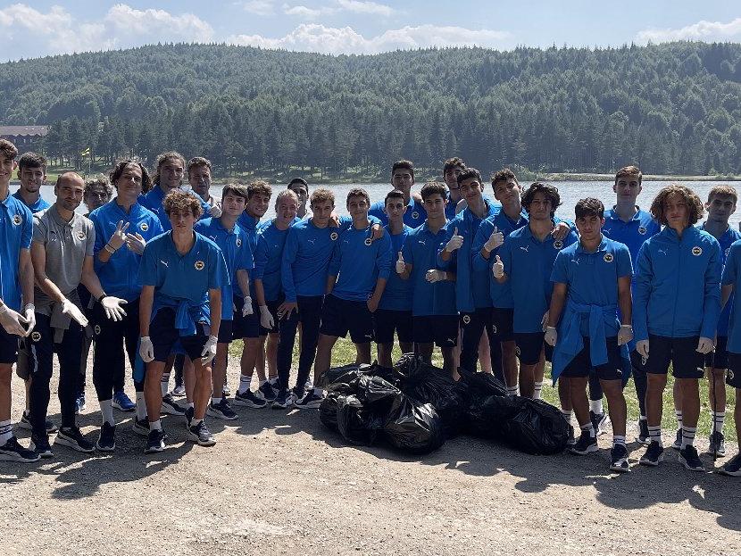 Fenerbahçe genç futbolcularından çevre temizliği