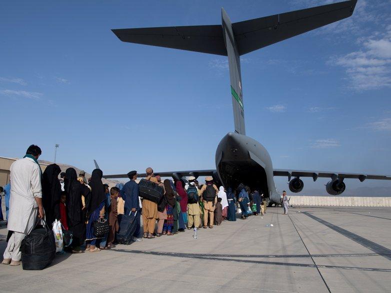 Afganistan'da son durum: Havalimanından uzak durun uyarısı
