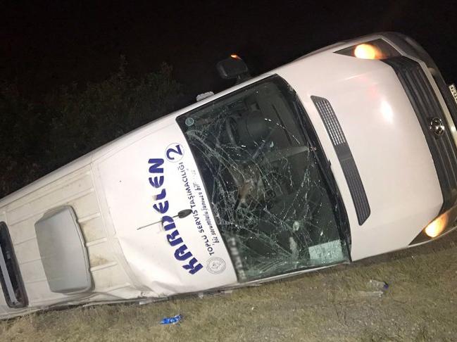 Malazgirt kutlamalarında görev yapan polisleri taşıyan minibüs kaza yaptı: 16 yaralı
