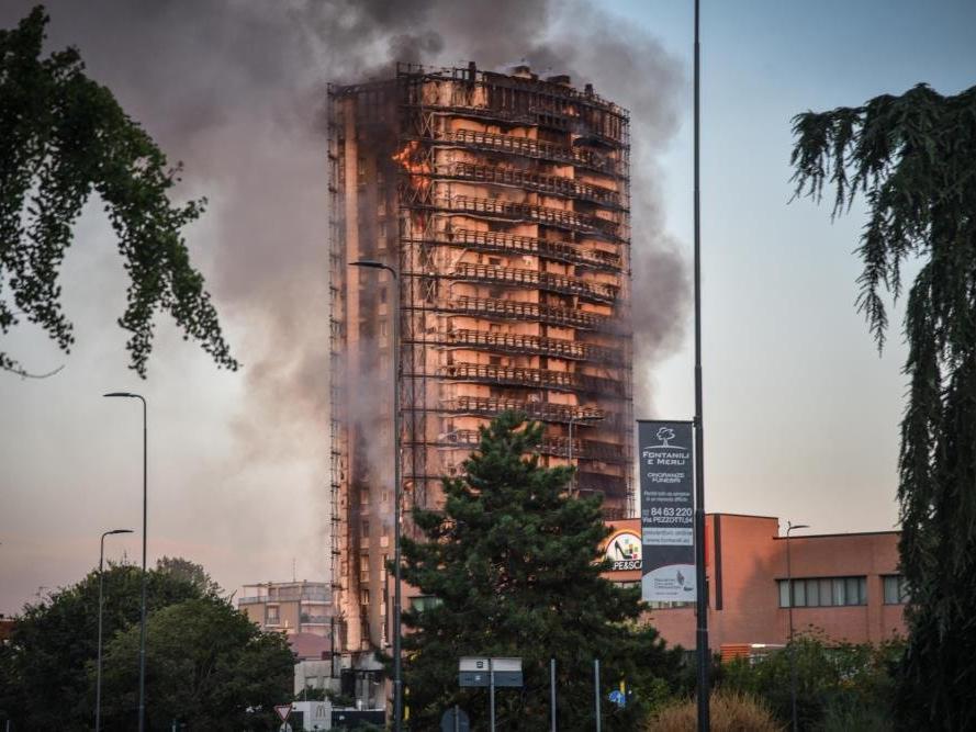 İtalya'da 15 katlı binada korkutan yangın