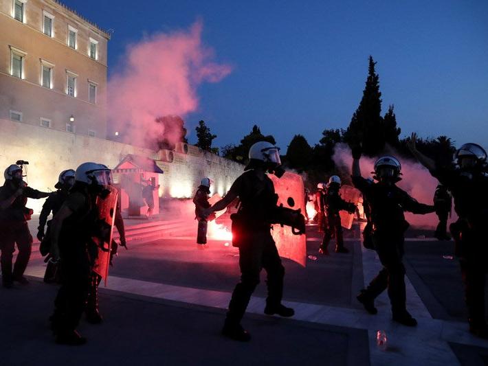 Yunanistan'da zorunlu aşı uygulamasını protesto edenlerle polis çatıştı