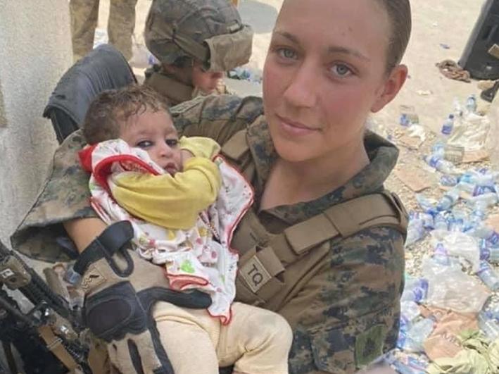 Çocuklar için gönüllü olmuştu: Son fotoğrafı Afgan bebekle