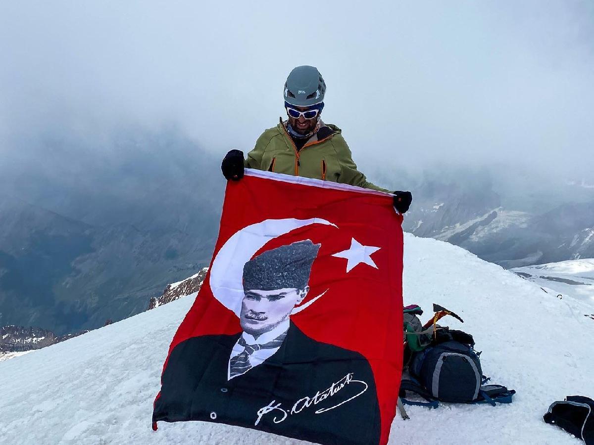 Atatürk ve zafer aşkı sınır tanımadı! Gürcistan ve Rusya'nın zirvesine Atatürk'ün resmini taşıdılar