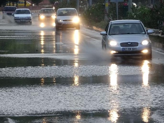 Zonguldak'ta şiddetli yağış etkili oldu, yollar göle döndü