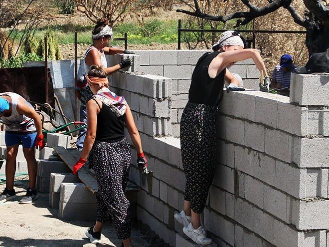 Manavgat'ta gönüllüler iş başında: İnşaat yapıyorlar