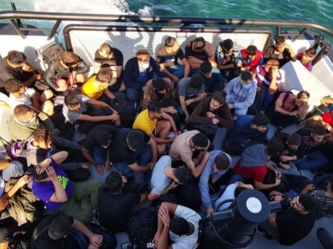 Arıza yapan yelkenli teknedeki 59 kaçak göçmen kurtarıldı