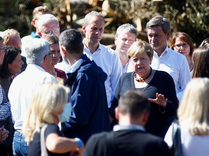 Almanya Başbakanı Merkel sel bölgesinde