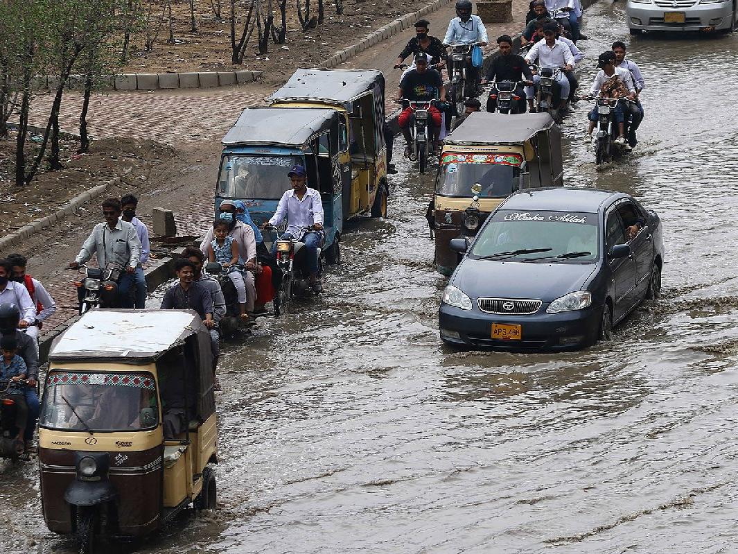 Pakistan'da şiddetli yağışlar can alıyor: 4 ölü