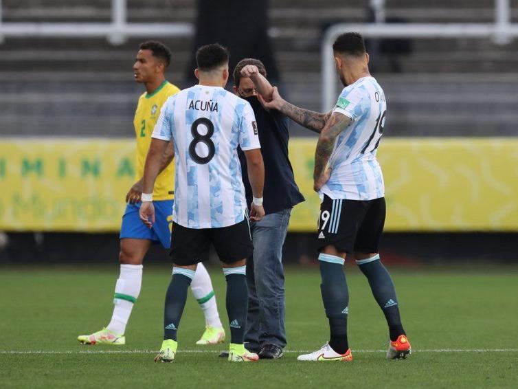 Brezilya Arjantin maçında kaos! Sahaya girip sınır dışı etmek istediler...
