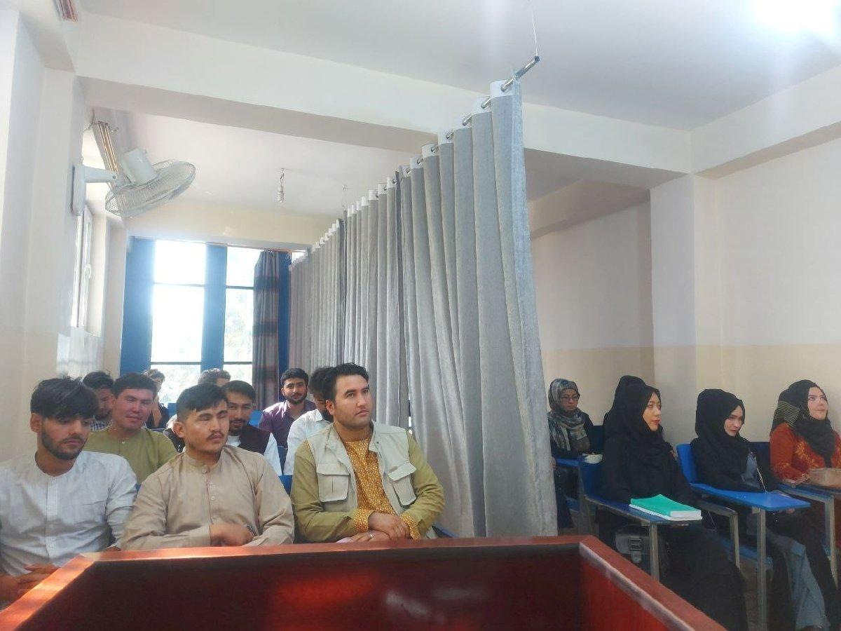 Taliban'dan akıllara durgunluk veren uygulama: Sınıfta kadın ve erkekler arasına paravan çektiler