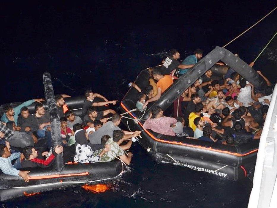 Yunanistan polisi paralarını aldığı göçmenleri Türk karasularına bıraktı