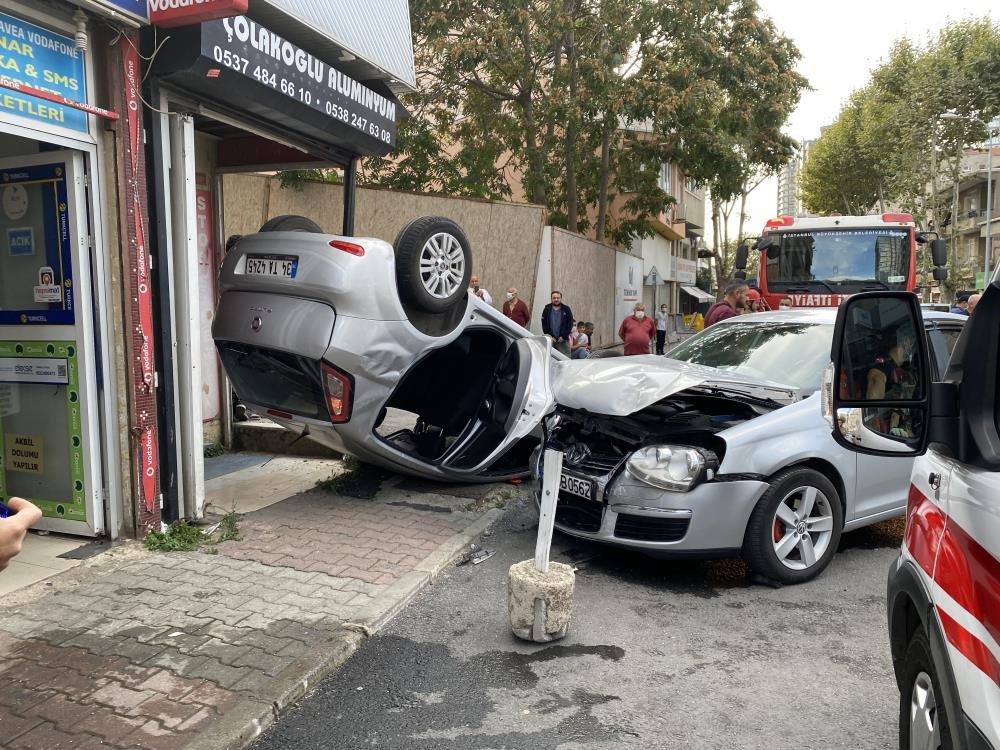 Kadıköy’de otomobil takla attı, anne ve kızı yaralandı
