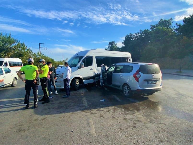 Servis minibüsü ile otomobil çarpıştı: 4 yaralı