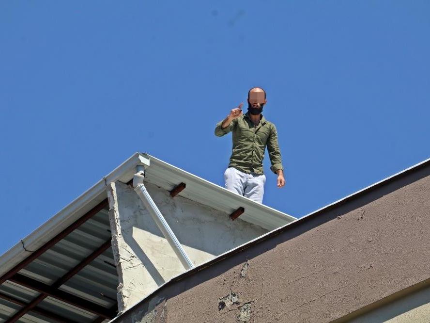 Temaslı adam çatıda polise 7 saat ecel terleri döktürdü