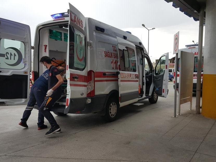 Erzincan'da otomobil ile minibüs çarpıştı: 9 yaralı