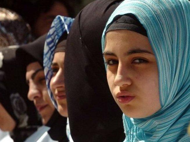 Özbekistan’da okullarda 1994’den bu yana yasak olan başörtüsü serbest bırakıldı