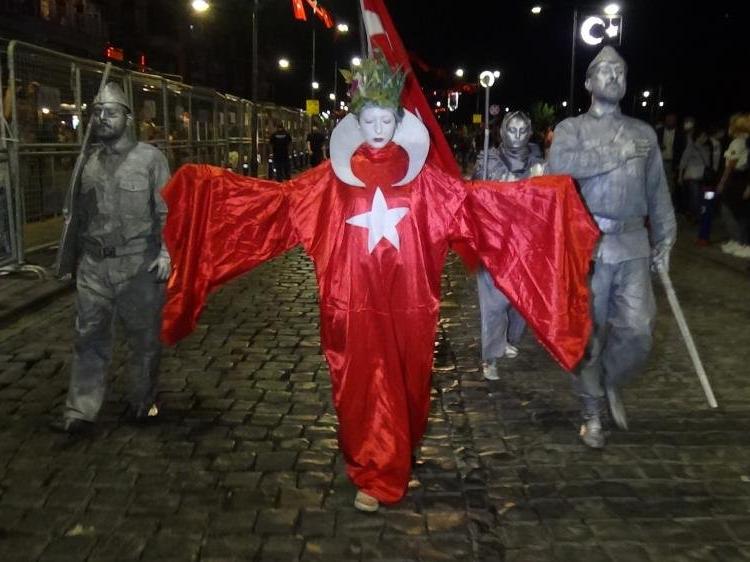 İzmir’de 9 Eylül coşkusu: Binlerce kişi Türk bayrağı ve fenerlerle yürüdü