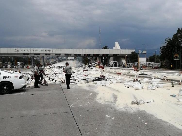 Meksika’da freni patlayan tır otoyol gişelerine çarptı