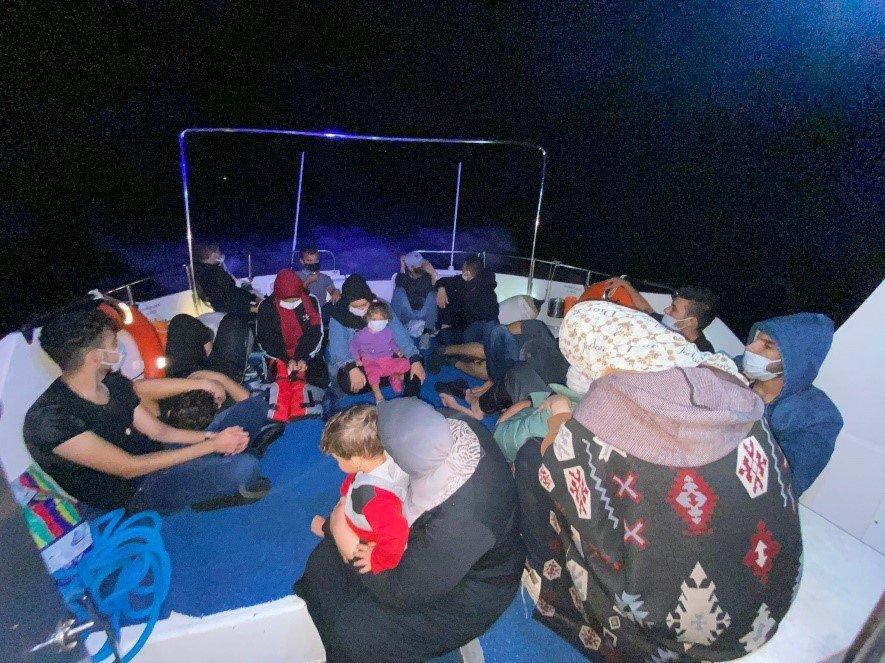Yunanistan'ın Türk karasularına ittiği göçmenler kurtarıldı