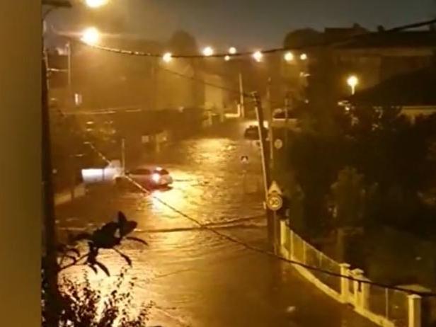 Agen kentinde 2 saatte 2 aylık yağmur yağdı