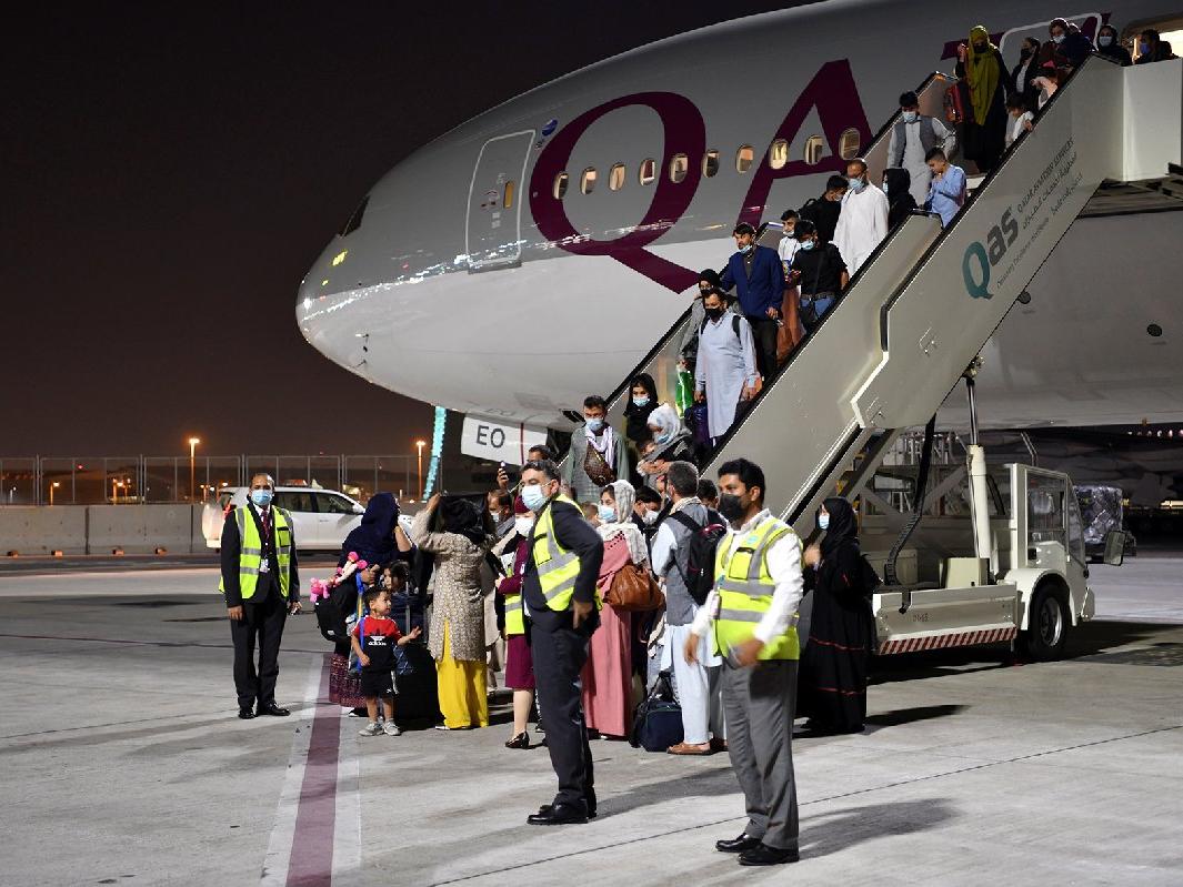 Dünya bu anı bekliyordu... Kabil'den yurt dışına ilk sivil uçuş: 113 yolcu Doha'ya indi