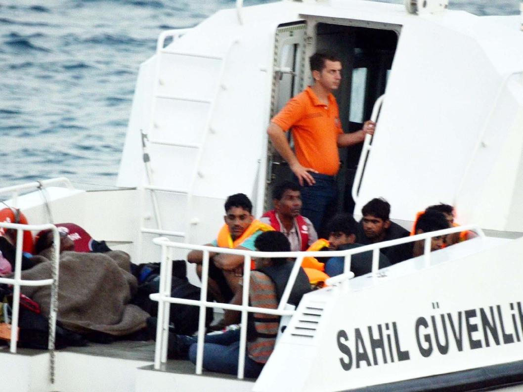 Yunanların açık denize ittiği 39 göçmen kurtarıldı