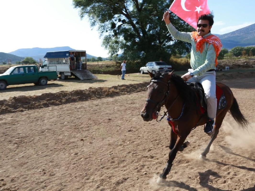 Denizli'de yol tartışması: AKP'li Özkan ata binsin diye özel yol mu yapıldı?