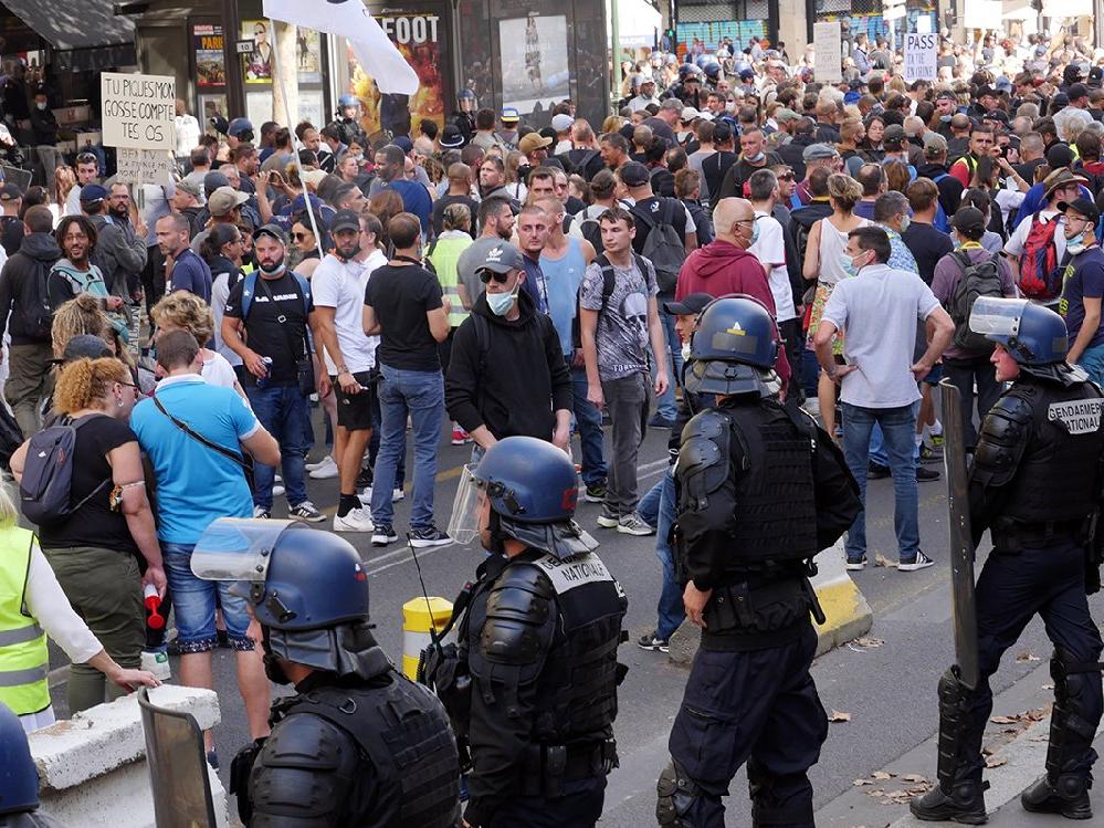Fransa'da aşı karşıtları bir kez daha sokaklarda