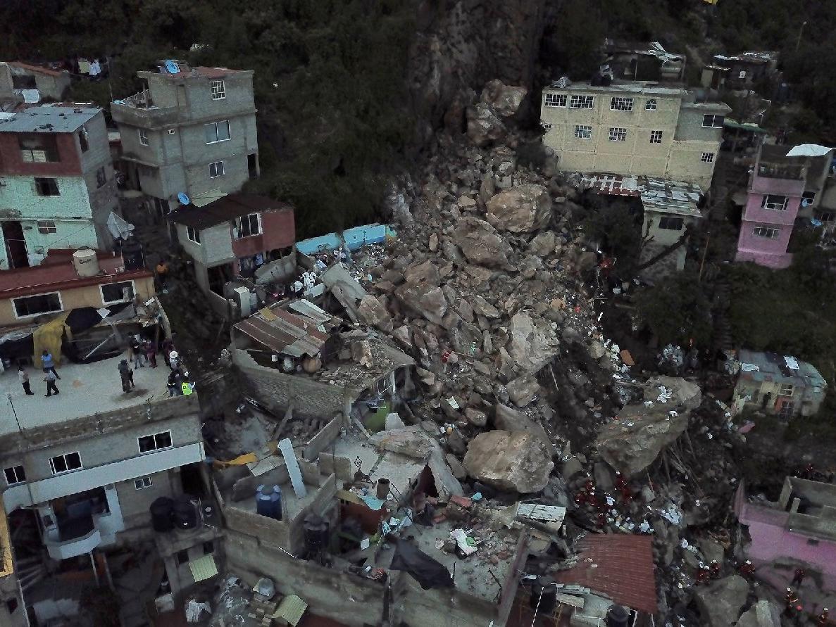 Meksika'da heyelan faciası... Yamaçtan kopan dev kayalar evlerin üzerine düştü: 1 ölü, 10 kayıp